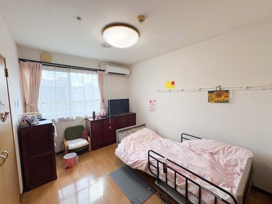明るい個室の居室  