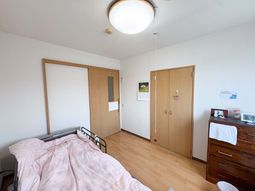 明るい居室のベッド  