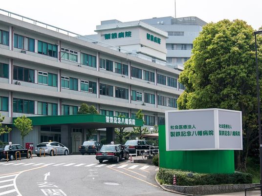 開放的な施設エントランス