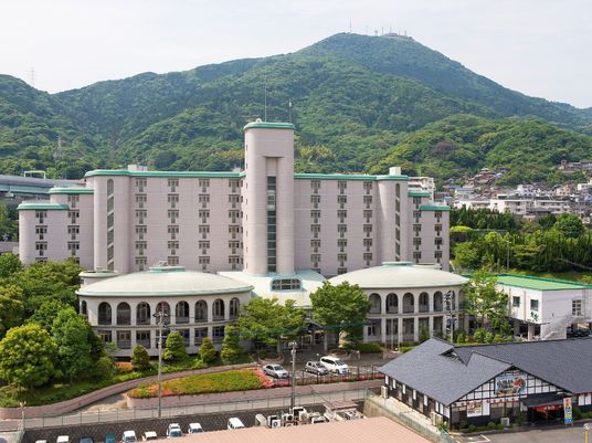 緑に囲まれた建物外観