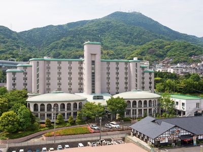 緑に囲まれた建物外観