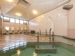 広々した明るい浴室