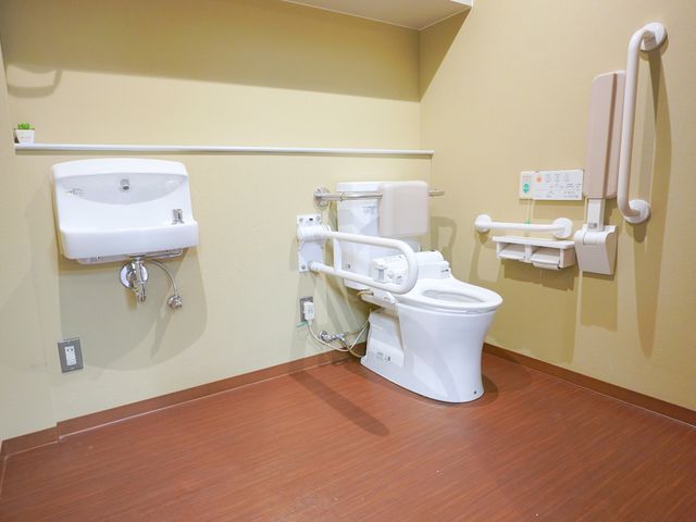 バリアフリートイレ設備 トイレ 手すり付きの洋式トイレは、サポートが必要な方にも安心な構造です。清潔で使いやすい洗面台も完備しております。