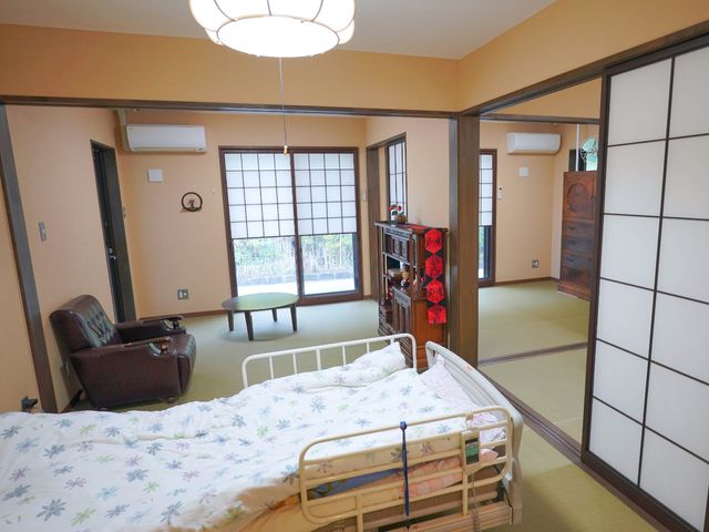 和室の居室風景 居室 暖かみのある雰囲気の居室は、畳と欄間が日本の伝統を感じさせ、安らぎを提供します。フラットな床で移動もスムーズです。