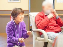 笑顔のスタッフと利用者