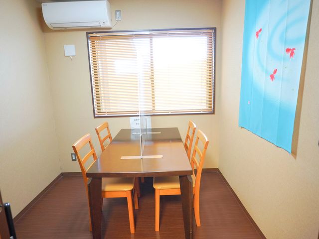 暖かみのある居室の食卓 共有スペース 機能的で落ち着きのある居室で、家族やご友人との食事もゆっくりと楽しむことができます。
