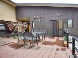 テラスの椅子と机