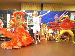 多彩なコスチュームのダンス