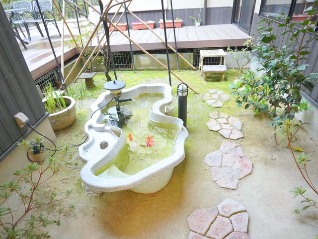 和風の中庭風景 中庭 中庭には和の雰囲気を感じさせる池があり、周囲には緑が植えられています。自然光が降り注ぐこのスペースは、心落ち着くひとときを提供しています。