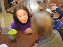 会話する人々の様子