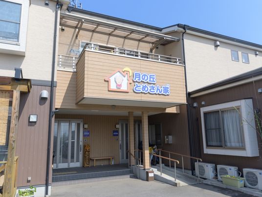 明るいエントランスの施設