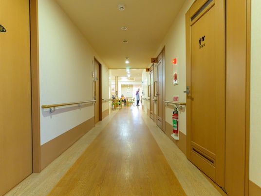 廊下の清潔感ある風景