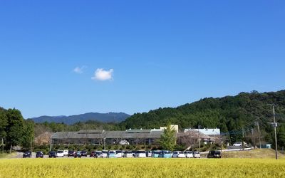 青空の下の外観