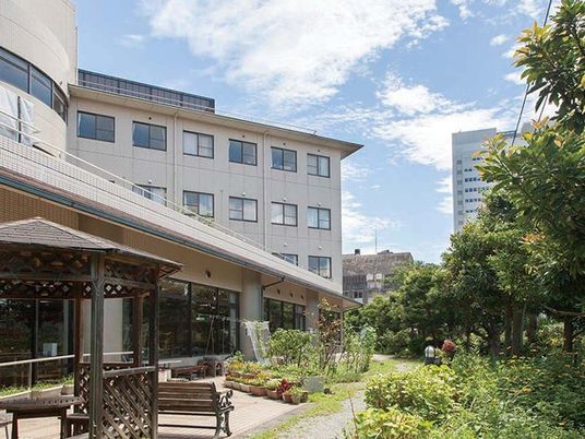 緑に囲まれた建物外観  