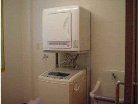 洗濯機と乾燥機のある部屋