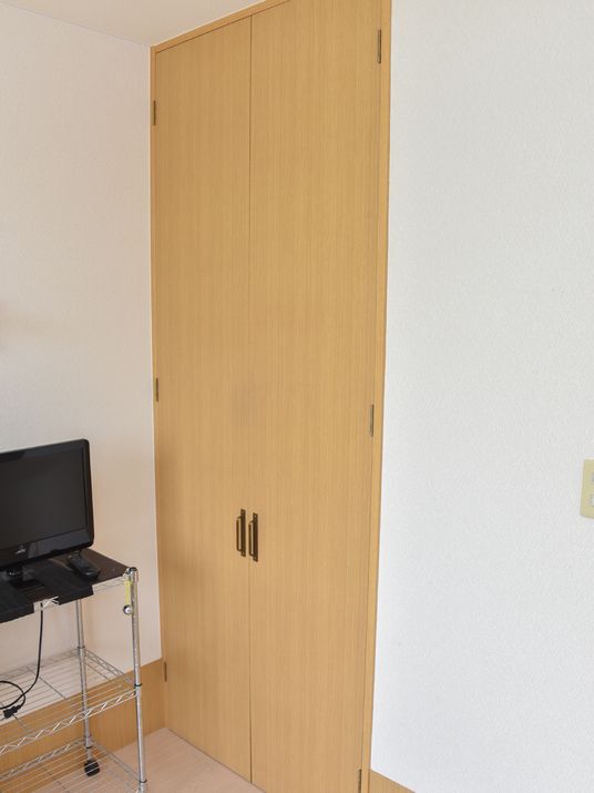 木目調の洋室クローゼット