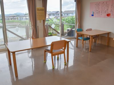 多目的室のテーブルと椅子