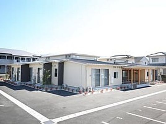 明るい一階建ての建物