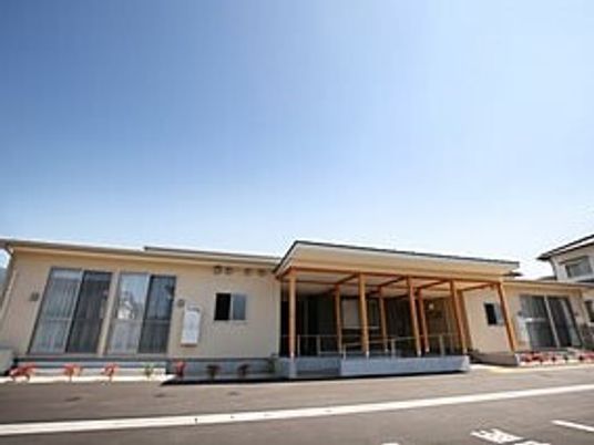 開放的な施設の外観