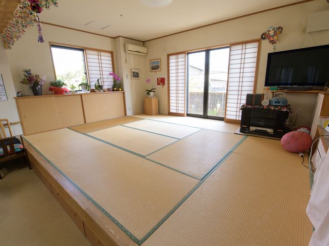 日本式の明るい和室 和室 広々とした日本の伝統的な和室は、日の光がたっぷり入る落ち着いた空間です。ゆったりとくつろぎながら、共同のリビングでくつろぐことができます。