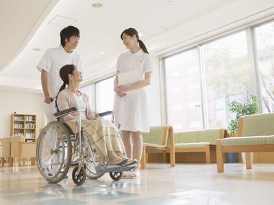 車椅子の利用者とスタッフ