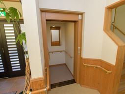 明るい廊下の入り口