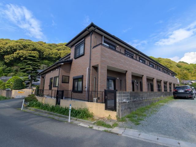 緑豊かな外観 外観 自然に囲まれた快適な環境で、新たな職場をお探しですか。こちらの施設は、穏やかな雰囲気の中でお仕事ができます。