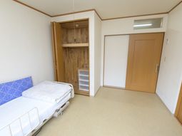 明るい居室の一角