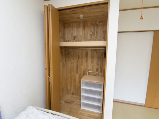 整然としたクローゼット空間