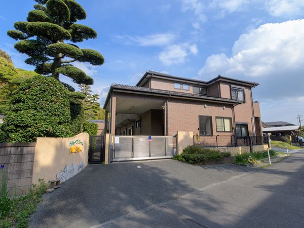 広々とした建物の外観