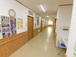 掲示物付きの明るい廊下