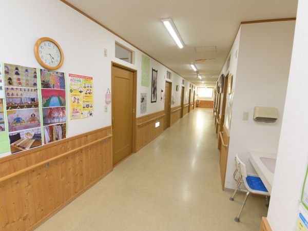掲示物付きの明るい廊下