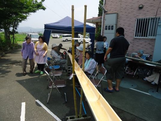 屋外でのレクリエーション風景