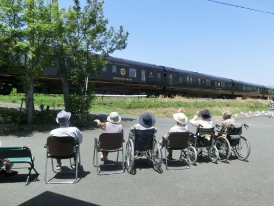 車椅子の方々と列車