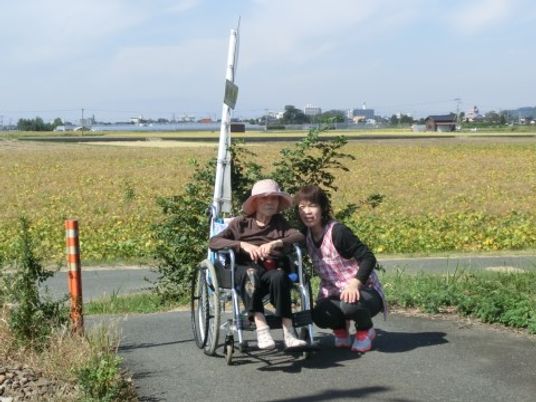 二人と車椅子の風景