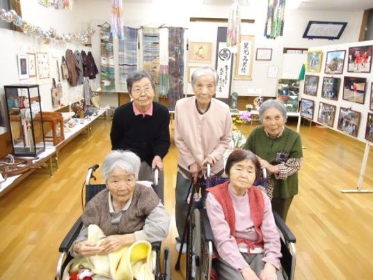 多目的室で笑顔のご利用者
