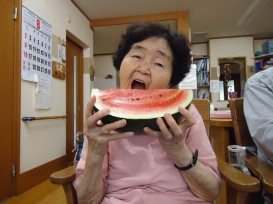 笑顔の食事シーン