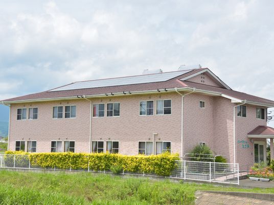 ピンクの外壁の建物