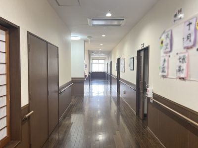 天井からの照明が廊下を照らす