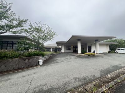 ゆとりある敷地のエントランス