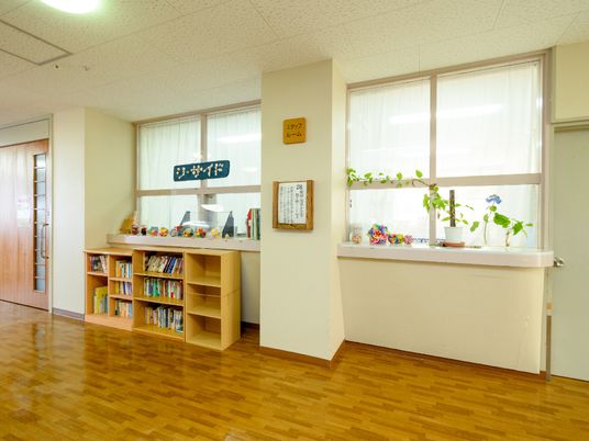 明るい廊下の情報コーナー