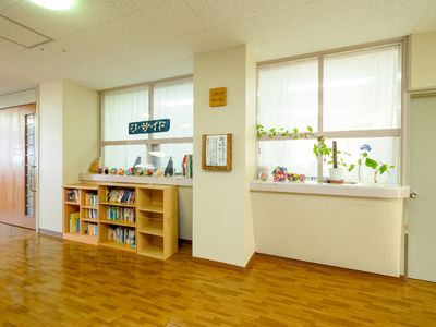 明るい廊下の情報コーナー