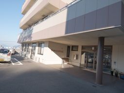 施設入口の明るい風景