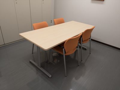 シンプルな会議室のテーブル
