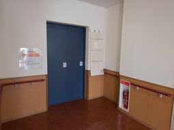 青いドアの廊下