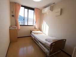 明るい居室のシングルベッド