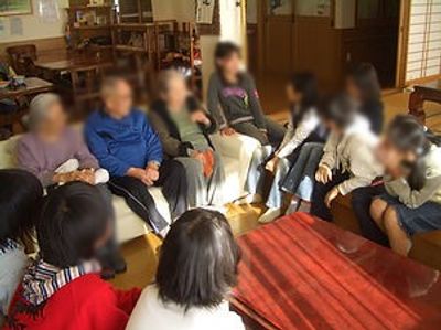 談話する人々の居室