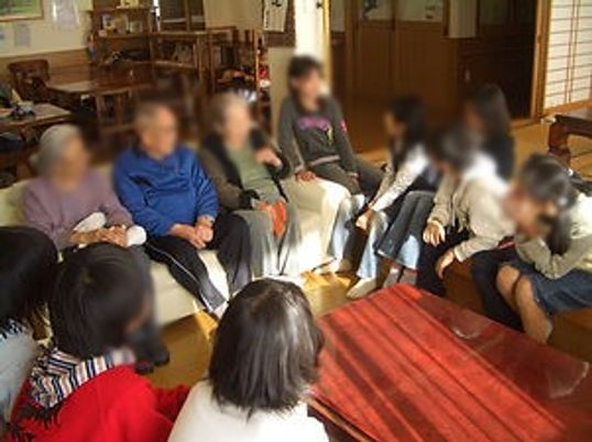 談話する人々の居室