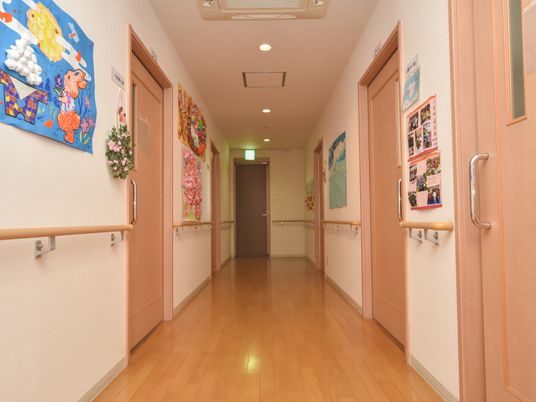 色とりどりの壁飾りの廊下