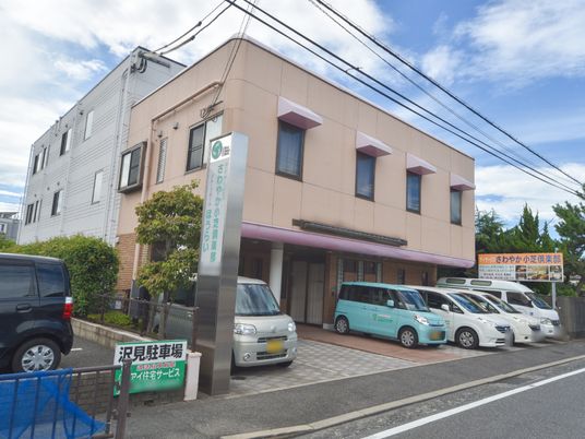 ピンクの外壁の建物正面